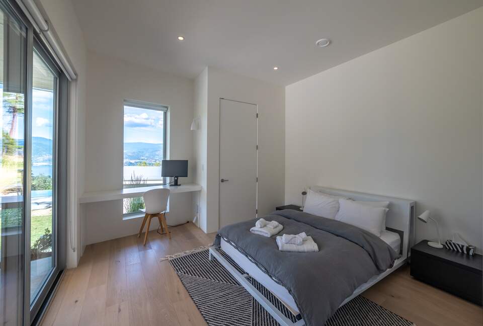 Modern Lakeview Villa with Private Pool - Naramata, Canada