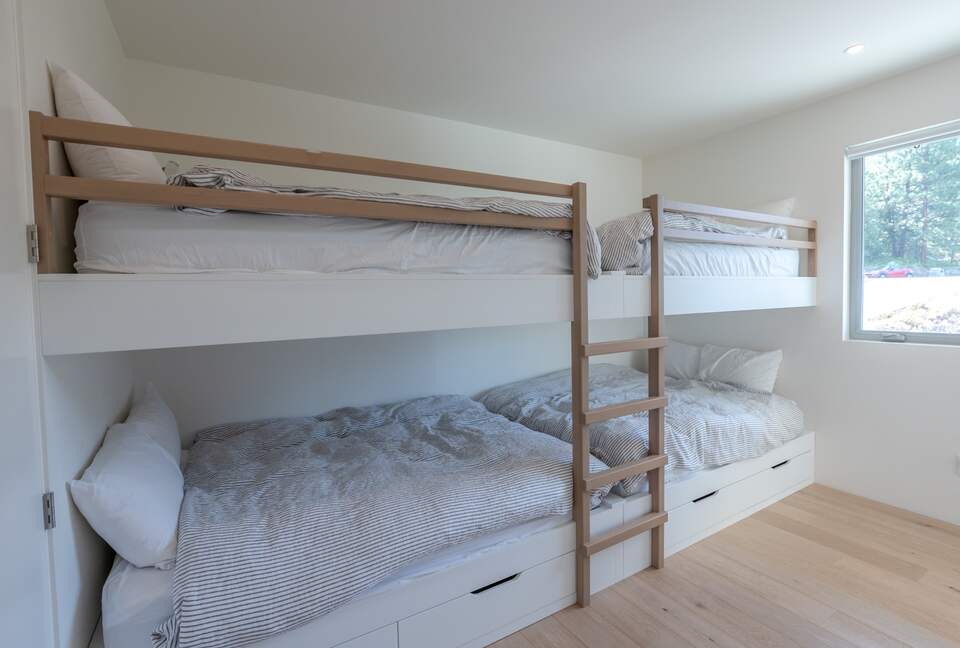 Modern Lakeview Villa with Private Pool - Naramata, Canada