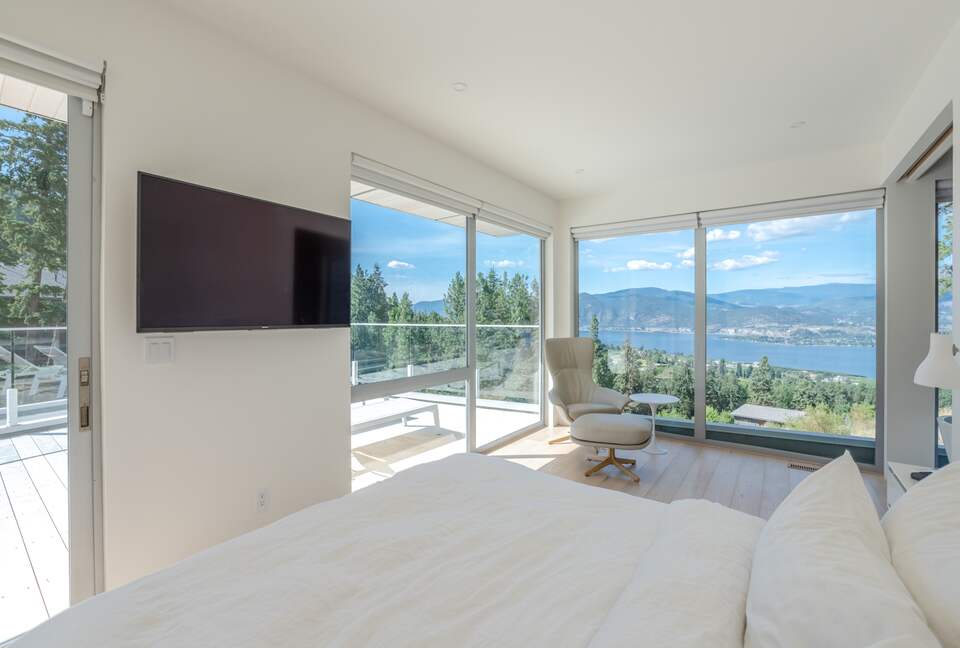 Modern Lakeview Villa with Private Pool - Naramata, Canada