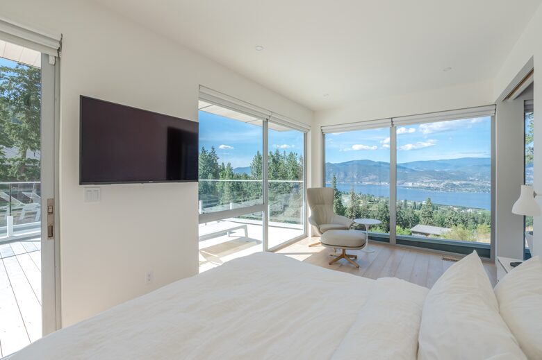 Modern Lakeview Villa with Private Pool - Naramata, Canada