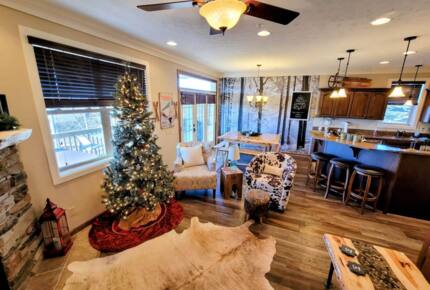 Black Bear Luxury Townhome with Private Hot Tub - Snowshoe, West Virginia