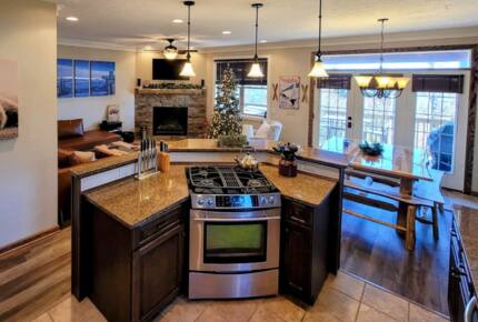 Black Bear Luxury Townhome with Private Hot Tub - Snowshoe, West Virginia
