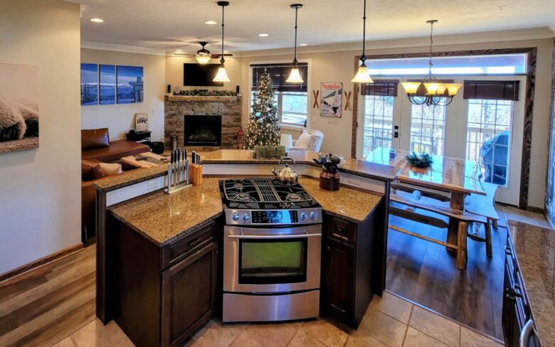 Black Bear Luxury Townhome with Private Hot Tub - Snowshoe, West Virginia