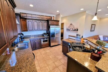 Black Bear Luxury Townhome with Private Hot Tub - Snowshoe, West Virginia