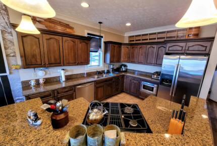 Black Bear Luxury Townhome with Private Hot Tub - Snowshoe, West Virginia