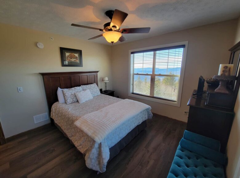 Black Bear Luxury Townhome with Private Hot Tub - Snowshoe, West Virginia