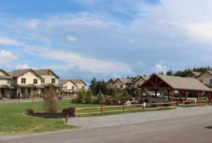 Black Bear Luxury Townhome with Private Hot Tub - Snowshoe, West Virginia