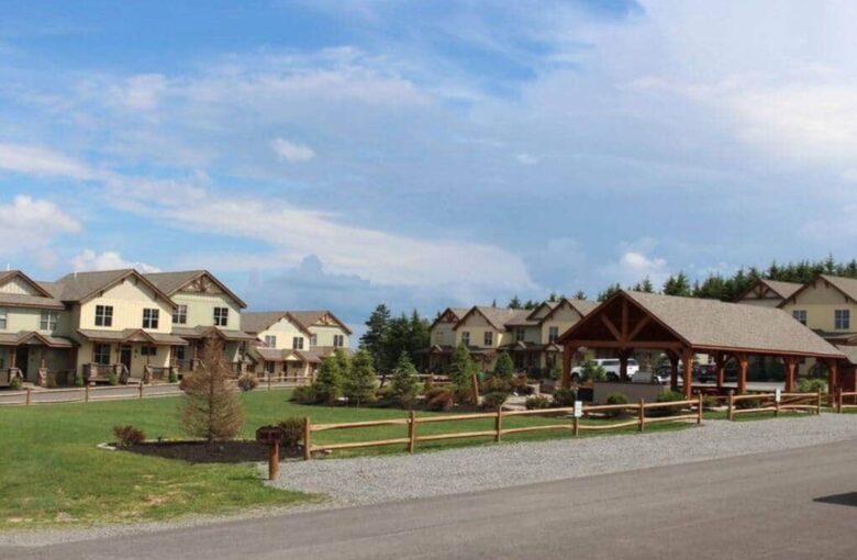 Black Bear Luxury Townhome with Private Hot Tub - Snowshoe, West Virginia