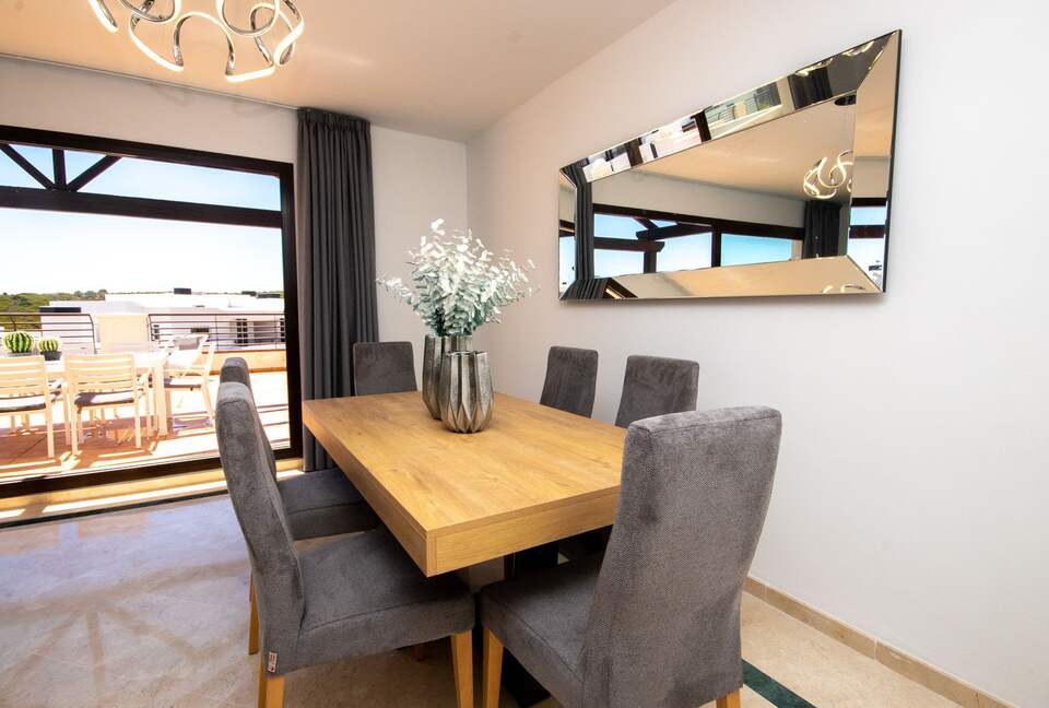 Comfortable dining for six