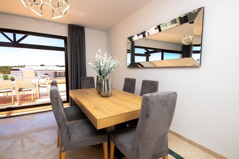 Comfortable dining for six