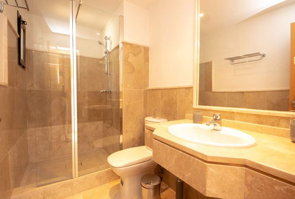 Second bedroom en suite bath