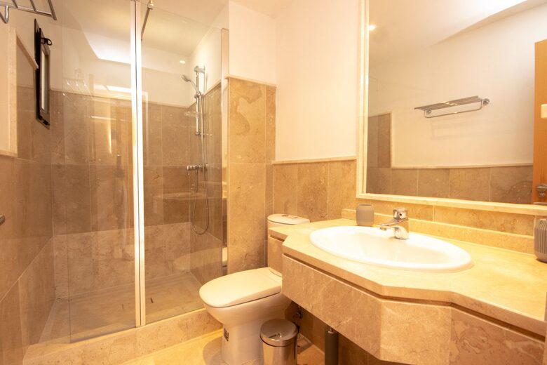 Second bedroom en suite bath