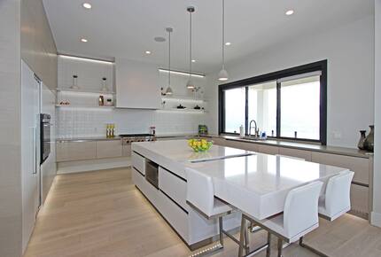 Lake View Residence with Hot Tub & Pool overlooking Okanagan Lake - West Kelowna, Canada