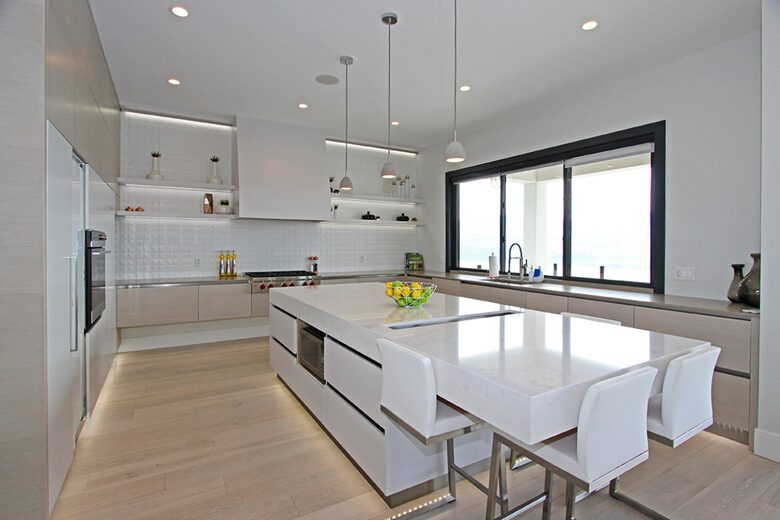 Lake View Residence with Hot Tub & Pool overlooking Okanagan Lake - West Kelowna, Canada