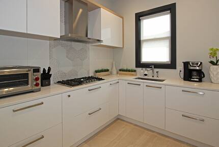 Lake View Residence with Hot Tub & Pool overlooking Okanagan Lake - West Kelowna, Canada