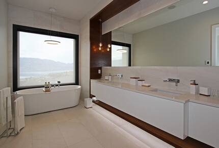 Lake View Residence with Hot Tub & Pool overlooking Okanagan Lake - West Kelowna, Canada