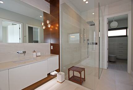 Lake View Residence with Hot Tub & Pool overlooking Okanagan Lake - West Kelowna, Canada