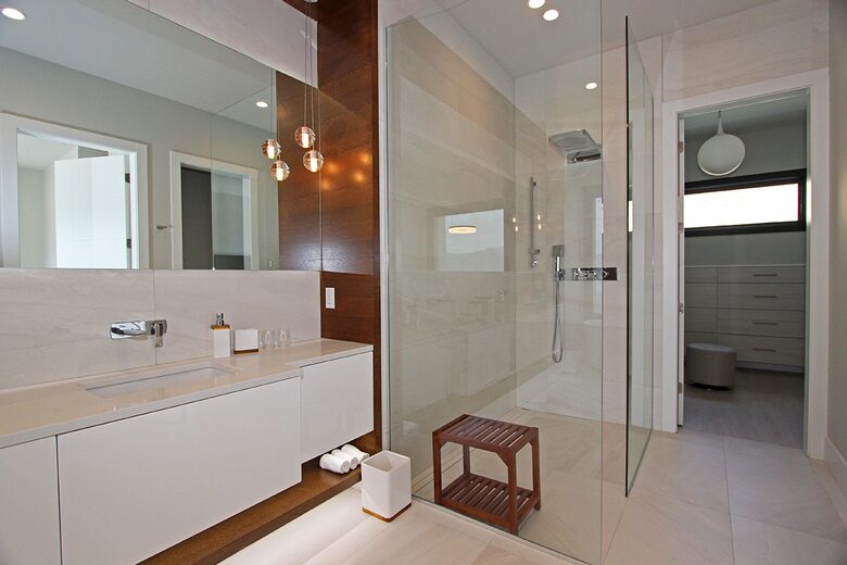 Lake View Residence with Hot Tub & Pool overlooking Okanagan Lake - West Kelowna, Canada