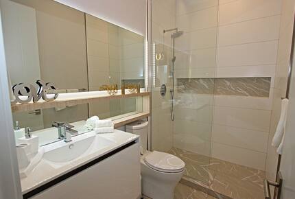 Lake View Residence with Hot Tub & Pool overlooking Okanagan Lake - West Kelowna, Canada