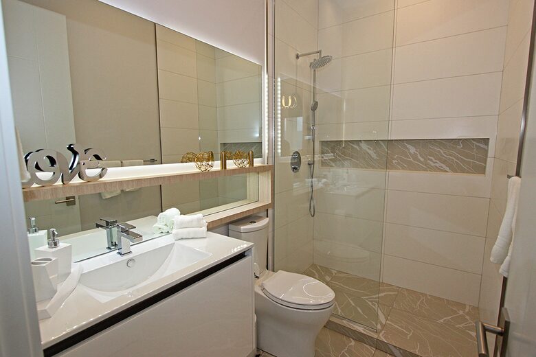 Lake View Residence with Hot Tub & Pool overlooking Okanagan Lake - West Kelowna, Canada