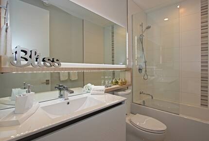 Lake View Residence with Hot Tub & Pool overlooking Okanagan Lake - West Kelowna, Canada