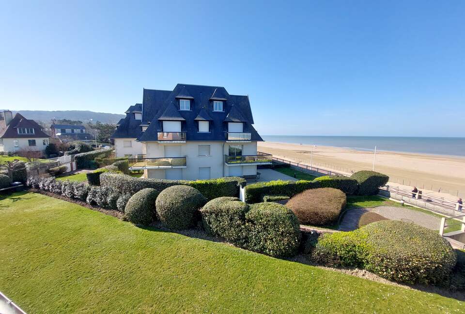 Le Bateau sur l'Herbe in Normandy - Benerville sur Mer, France