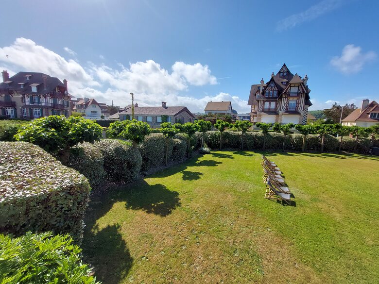 Le Bateau sur l'Herbe in Normandy - Benerville sur Mer, France