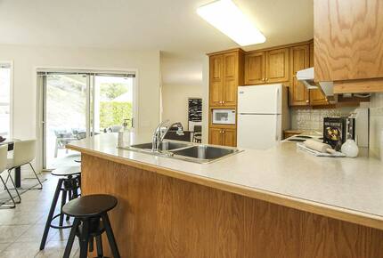 Peaceful Kelowna Retreat | with heated pool and sunset & lake views - Kelowna, Canada