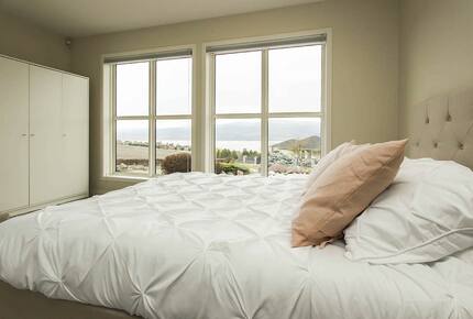 Peaceful Kelowna Retreat | with heated pool and sunset & lake views - Kelowna, Canada