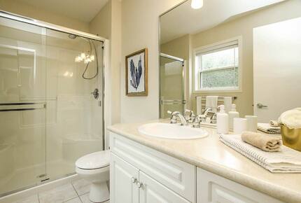 Peaceful Kelowna Retreat | with heated pool and sunset & lake views - Kelowna, Canada