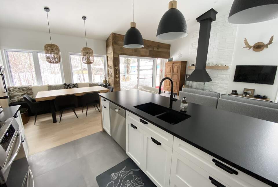 Near Old Quebec City: cozy ski-in ski-out chalet - Stoneham, Canada