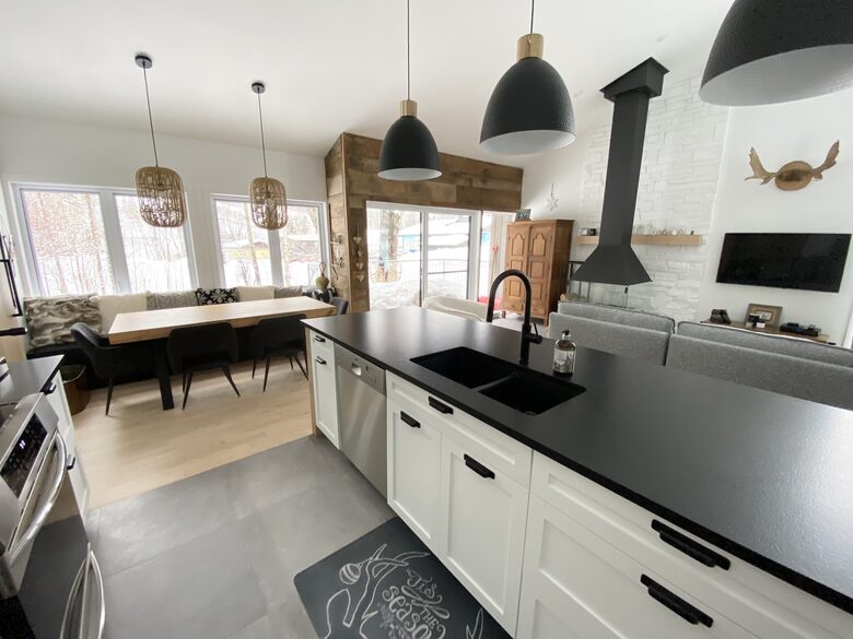 Near Old Quebec City: cozy ski-in ski-out chalet - Stoneham, Canada