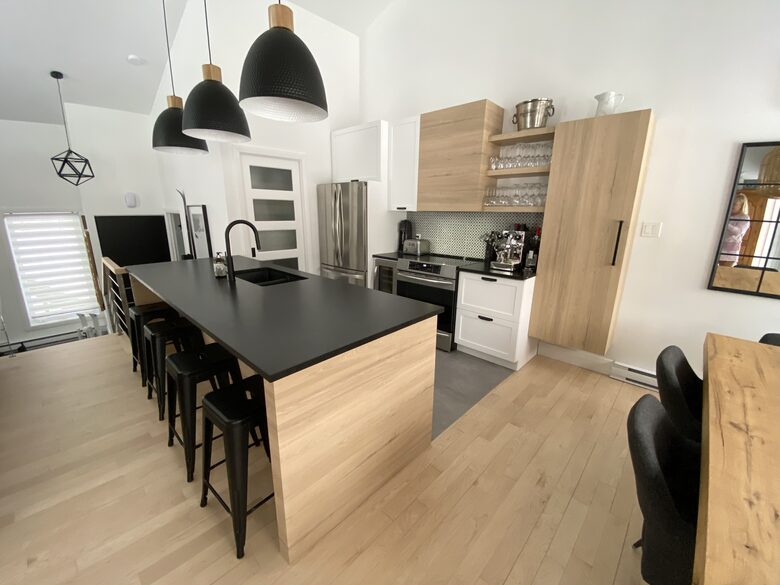 Near Old Quebec City: cozy ski-in ski-out chalet - Stoneham, Canada