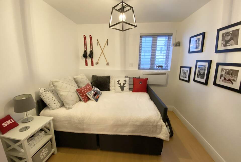 Near Old Quebec City: cozy ski-in ski-out chalet - Stoneham, Canada