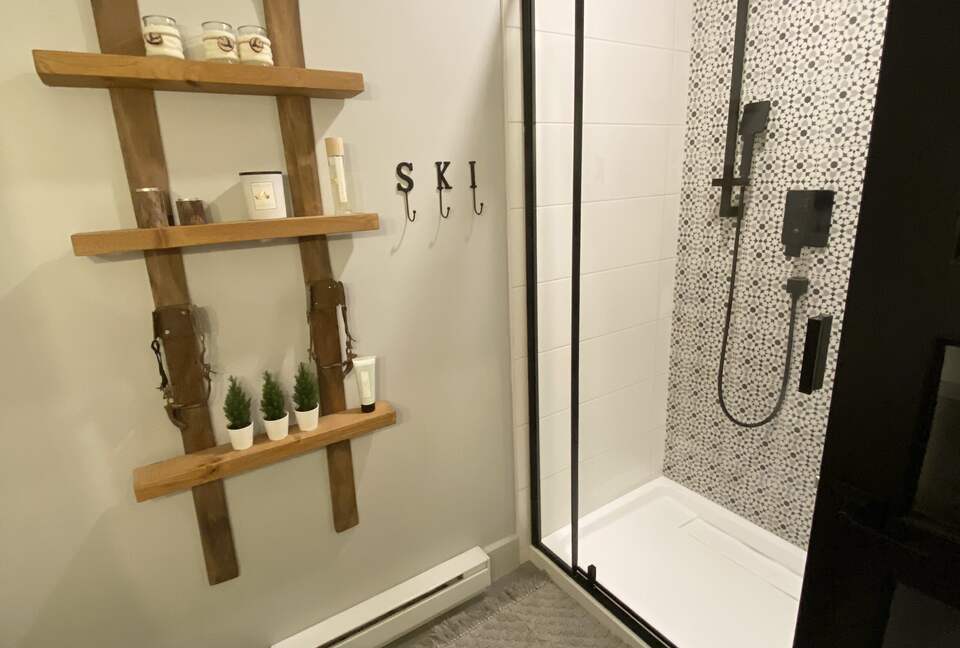 Near Old Quebec City: cozy ski-in ski-out chalet - Stoneham, Canada