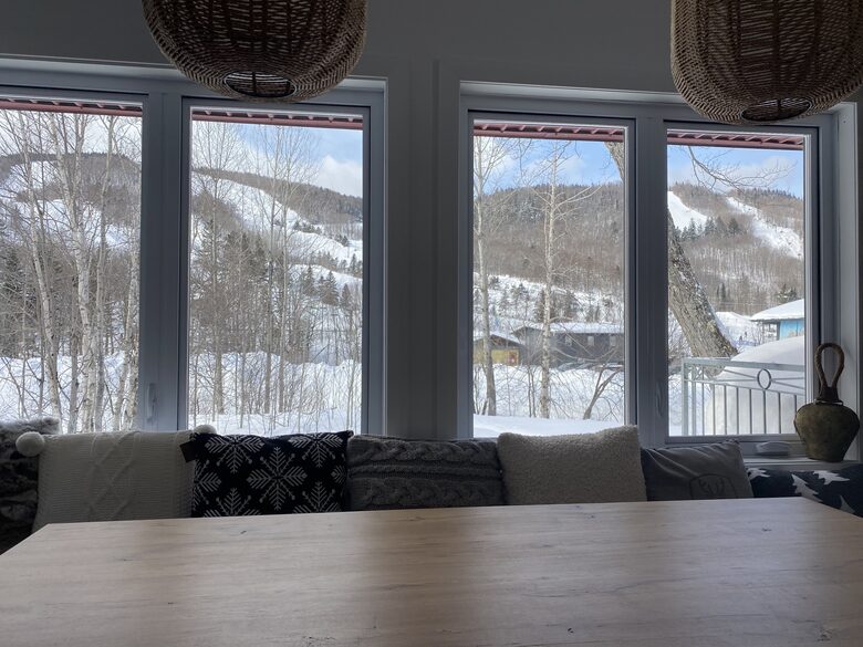 Near Old Quebec City: cozy ski-in ski-out chalet - Stoneham, Canada