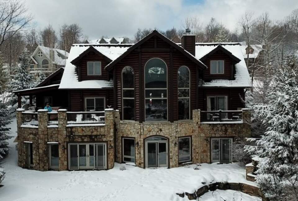 Luxury Log Home at 4 season Wisp Resort (ski-in/ski-out with Deep Creek Lake views; includes also private dock access) - McHenry, Maryland