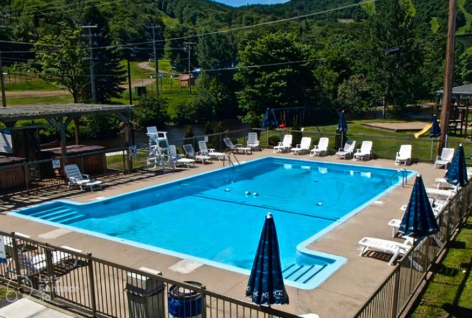 Near Old Quebec City: cozy ski-in ski-out chalet - Stoneham, Canada