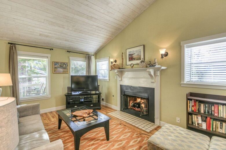 Isabella Cottage | Charming Coastal Retreat in Depoe Bay - Depoe Bay, Oregon