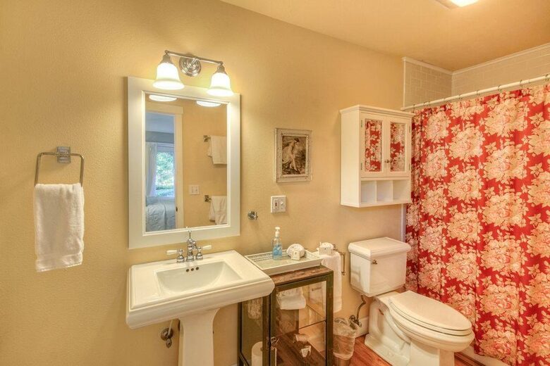 Isabella Cottage | Charming Coastal Retreat in Depoe Bay - Depoe Bay, Oregon