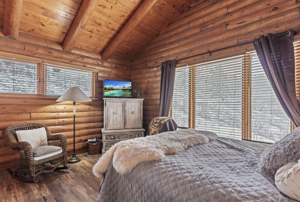 2ND MASTER BEDROOM queen bed