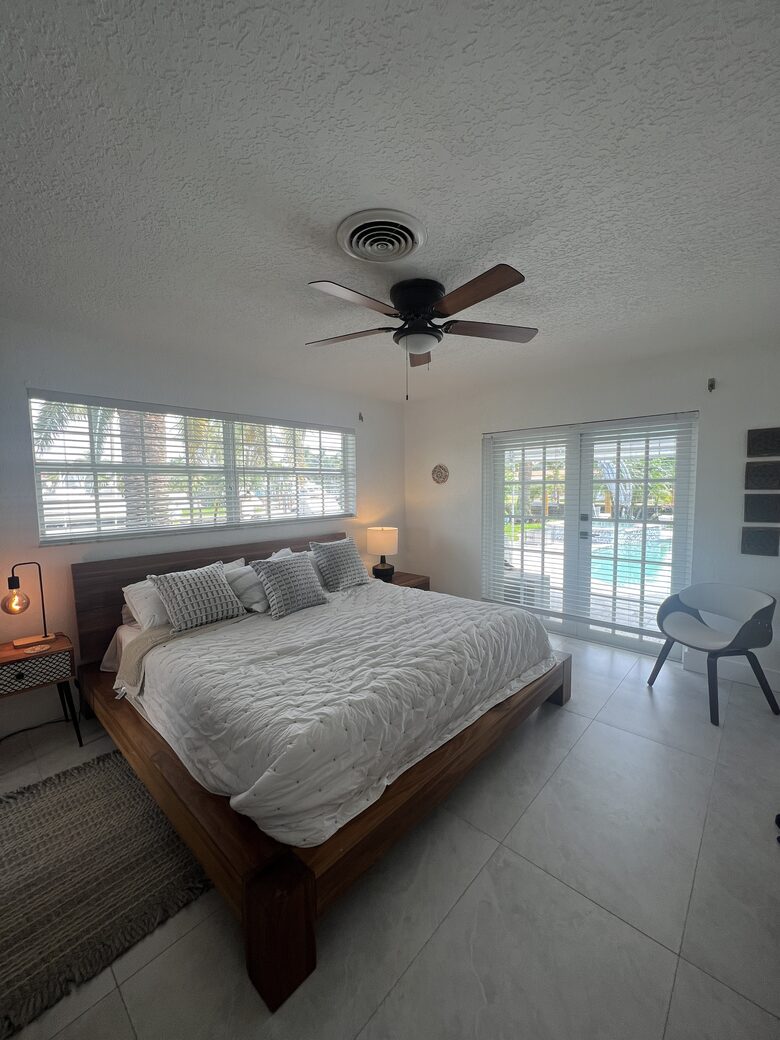 Waterfront Paradise | With pool and hot tub | Minutes from beach - Pompano Beach, Florida