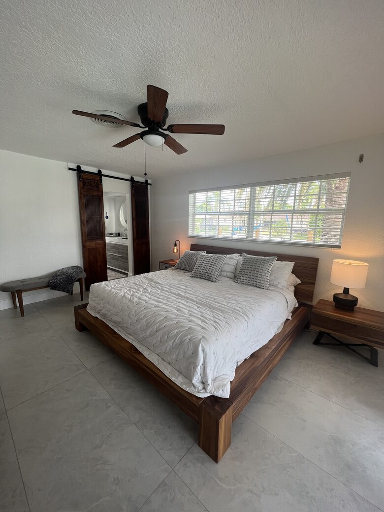 Waterfront Paradise | With pool and hot tub | Minutes from beach - Pompano Beach, Florida