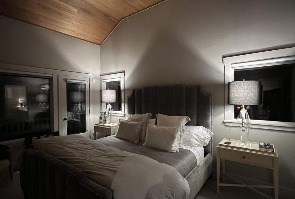 Bedroom with king size bed