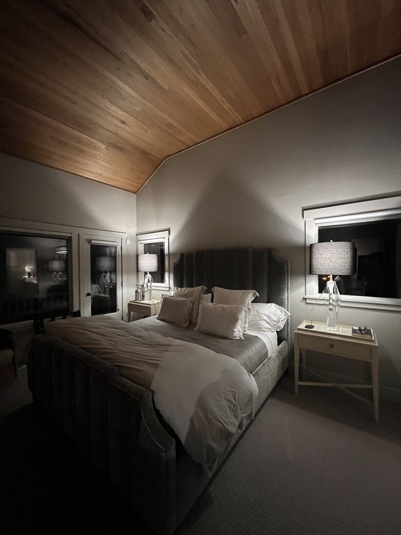 Bedroom with king size bed