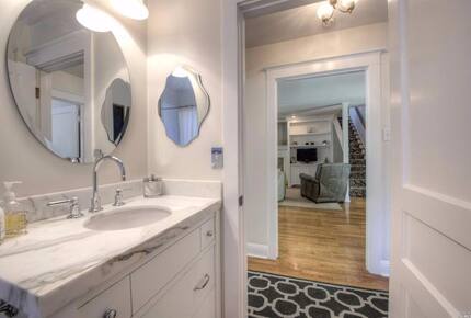 Cozy Contemporary Bungalow - Larkspur, California