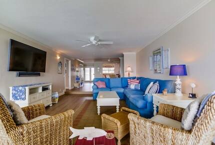 Ocean Front Luxury Beach Condo with Pool and Spa - Solana Beach, California