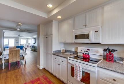 Ocean Front Luxury Beach Condo with Pool and Spa - Solana Beach, California