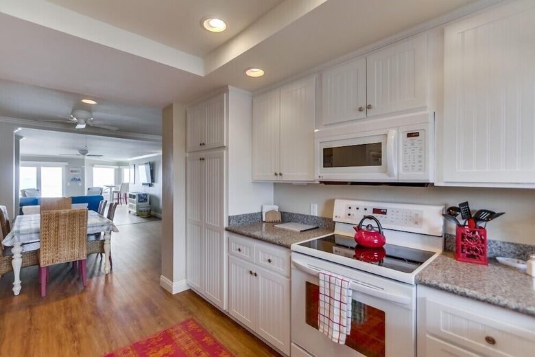 Ocean Front Luxury Beach Condo with Pool and Spa - Solana Beach, California