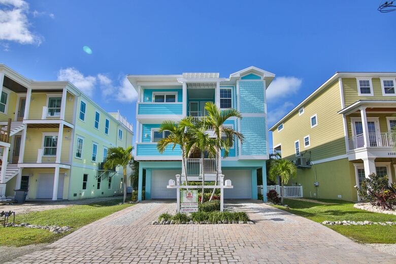 Cozy Island Getaway 1/2 Block to Beach - Bradenton Beach, Florida